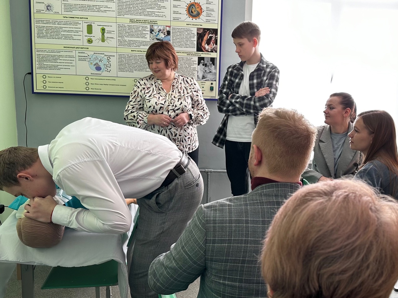 Ирина Петровна вместе со своими учащимися  на практике продемонстрировали работу с электрифицированным стендом «Вирус», полноростовым тренажером по реанимации.