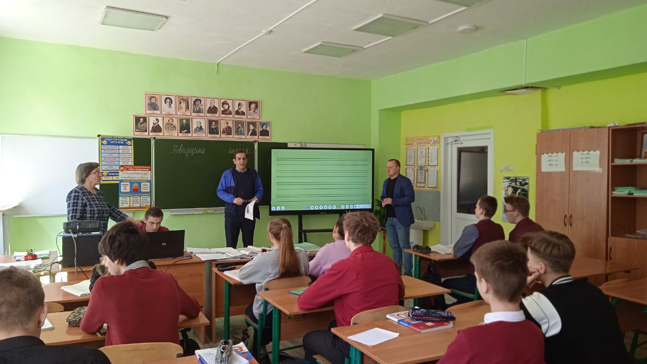 Преподаватели Кировского индустриально-педагогического колледжа провели профориентационную встречу.