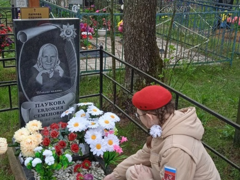 Возложение цветов к могиле М.В.Угарова.